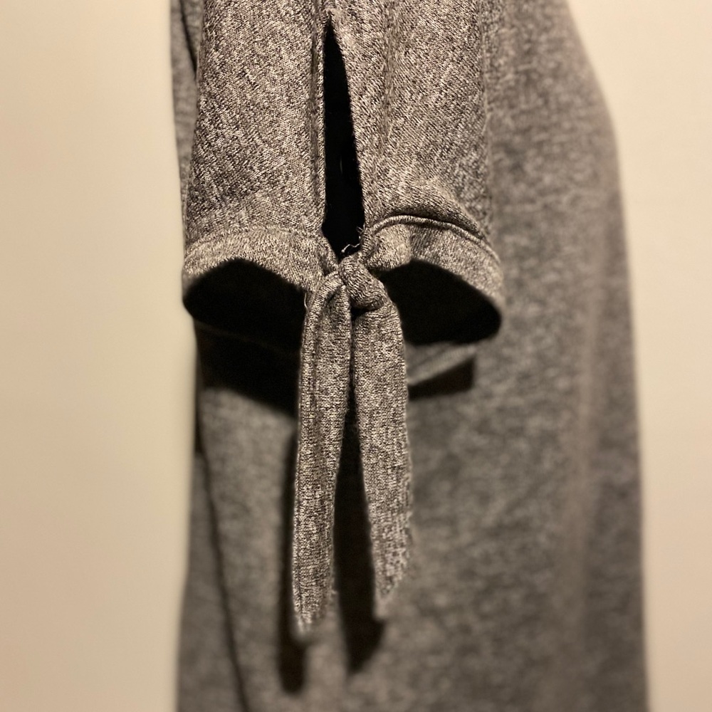 Loose, short-sleeved (w/ tie), grey crew neck top